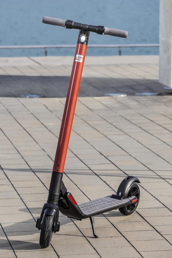 Hulajnoga elektryczna SEAT eXS - stojca na chodniku