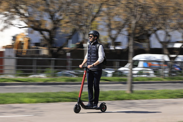 Hulajnoga elektryczna SEAT eXS - w czasie jazdy po ulicy