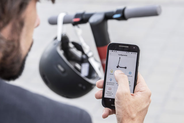 Hulajnoga elektryczna SEAT eXS  - konfiguracja na smartfonie
