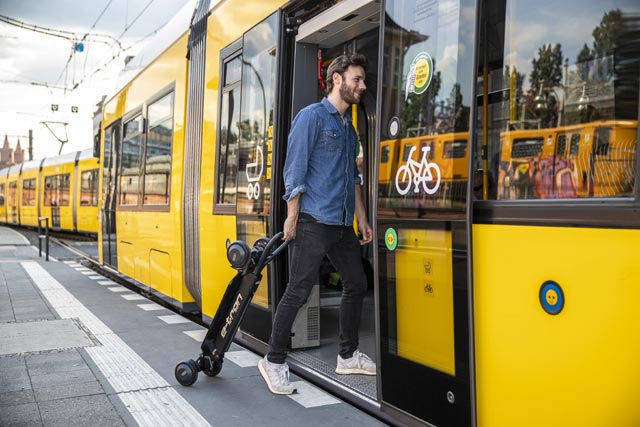 Audi e-tron Scooter - zoona, wejcie do tranwaju
